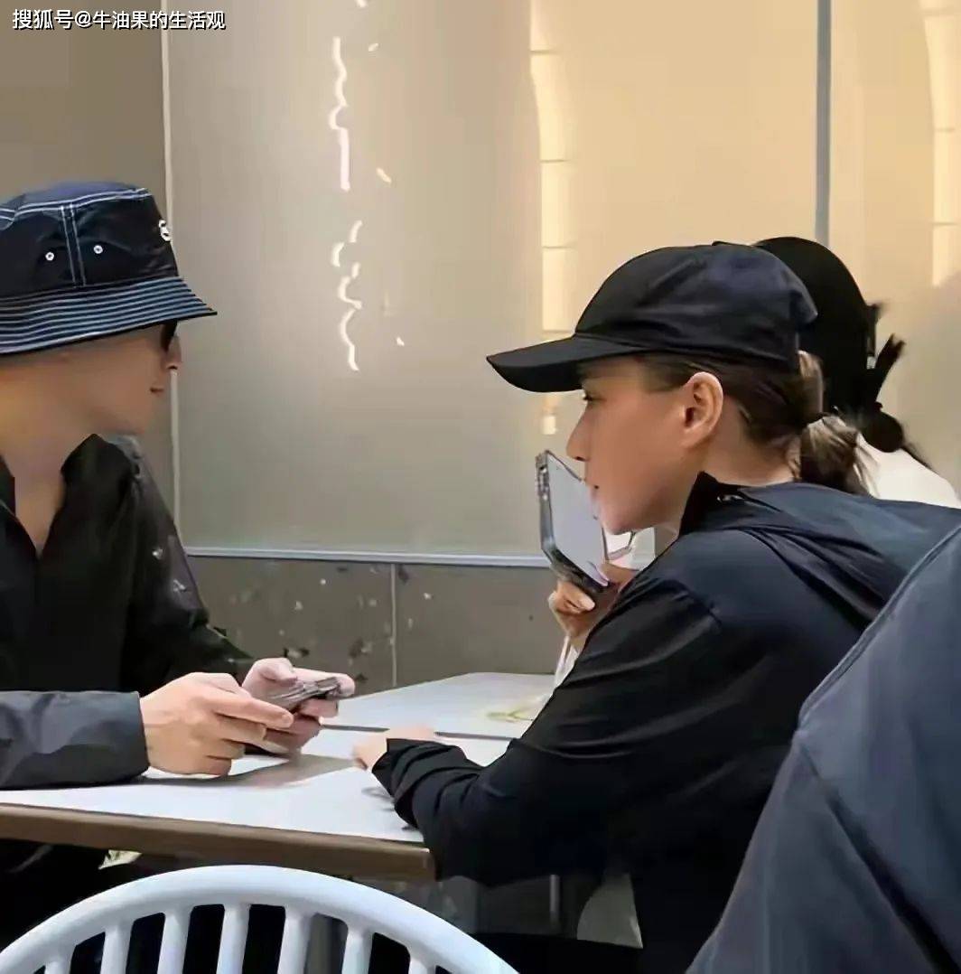 何超莲窦骁出席活动,两个人面无表情,疑似感情出现不和(图6) 何超莲窦骁出席活动,两个人面无表情,疑似感情出现不和(图6)