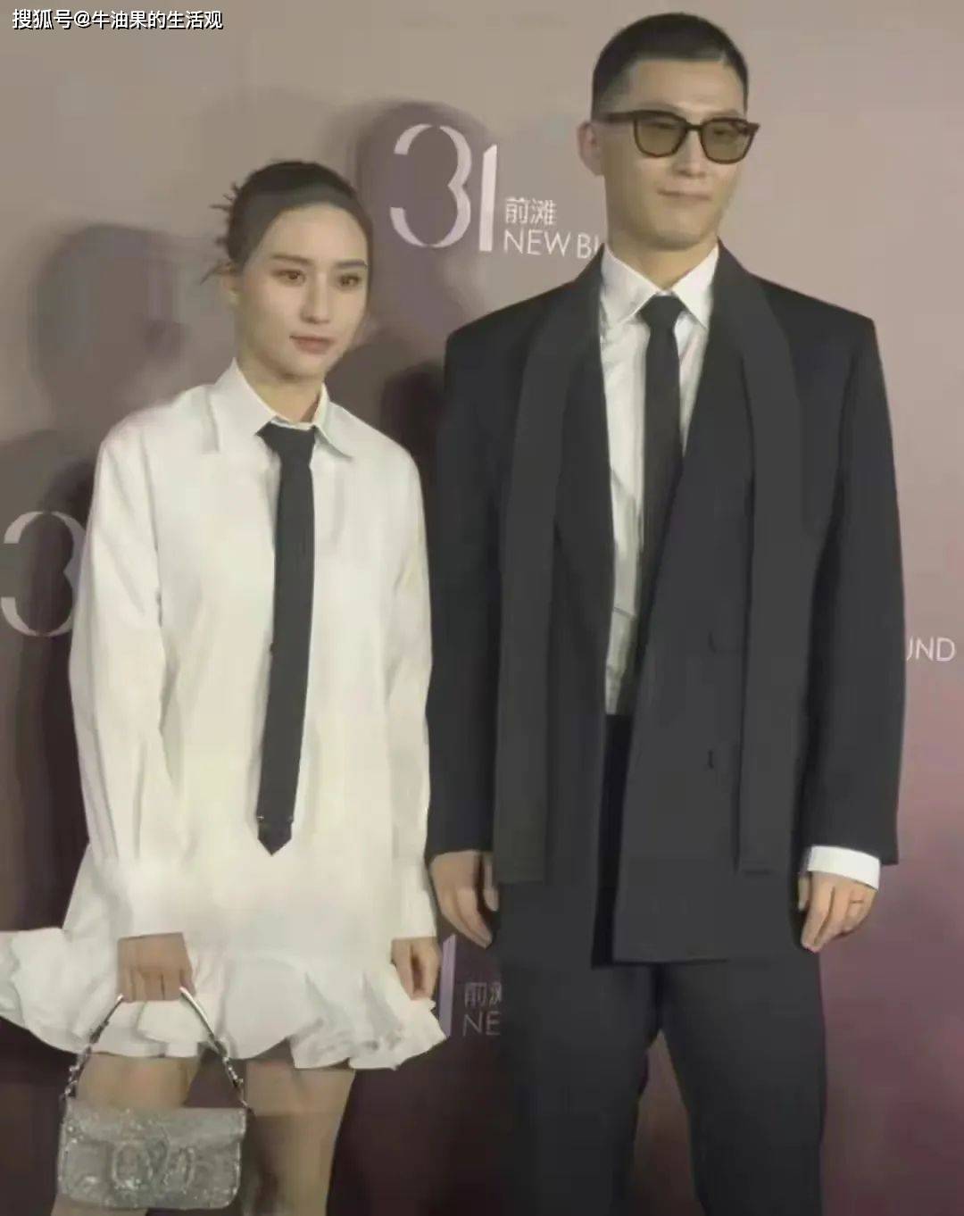 何超莲窦骁出席活动,两个人面无表情,疑似感情出现不和(图8) 何超莲窦骁出席活动,两个人面无表情,疑似感情出现不和(图8)