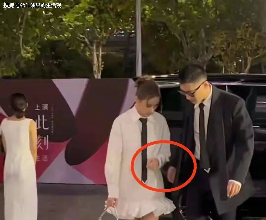 何超莲窦骁出席活动,两个人面无表情,疑似感情出现不和(图7) 何超莲窦骁出席活动,两个人面无表情,疑似感情出现不和(图7)