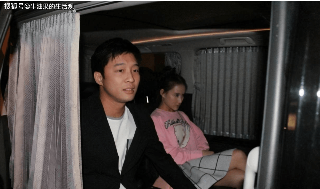 何超莲窦骁出席活动,两个人面无表情,疑似感情出现不和(图9) 何超莲窦骁出席活动,两个人面无表情,疑似感情出现不和(图9)