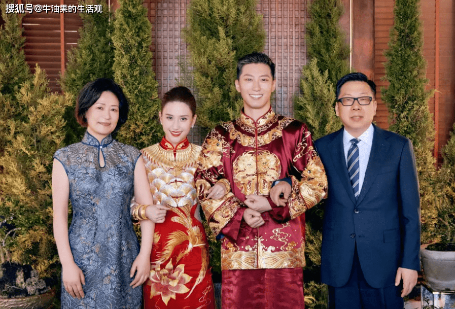 何超莲窦骁出席活动,两个人面无表情,疑似感情出现不和(图10) 何超莲窦骁出席活动,两个人面无表情,疑似感情出现不和(图10)