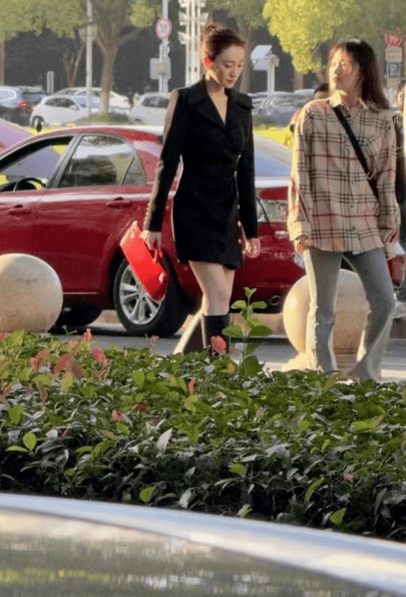 现身街头拍戏的李小冉获不少路人围观 美貌再次掀起不少网友热议(图2) 现身街头拍戏的李小冉获不少路人围观 美貌再次掀起不少网友热议(图2)