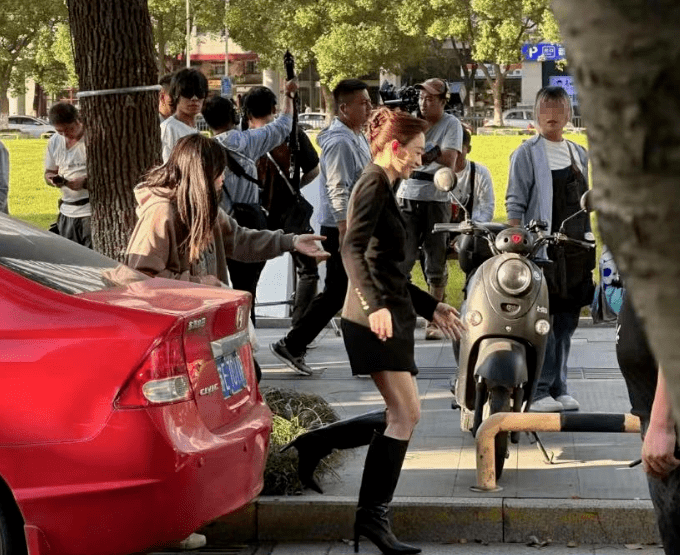 现身街头拍戏的李小冉获不少路人围观 美貌再次掀起不少网友热议(图1) 现身街头拍戏的李小冉获不少路人围观 美貌再次掀起不少网友热议(图1)