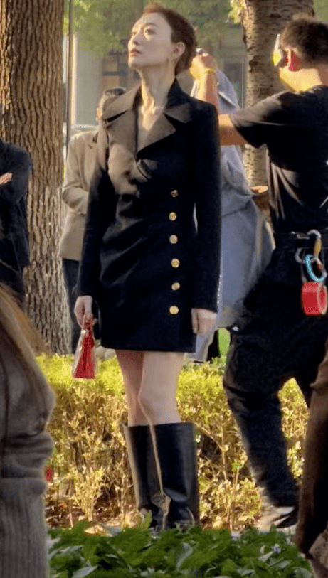 现身街头拍戏的李小冉获不少路人围观 美貌再次掀起不少网友热议(图3) 现身街头拍戏的李小冉获不少路人围观 美貌再次掀起不少网友热议(图3)