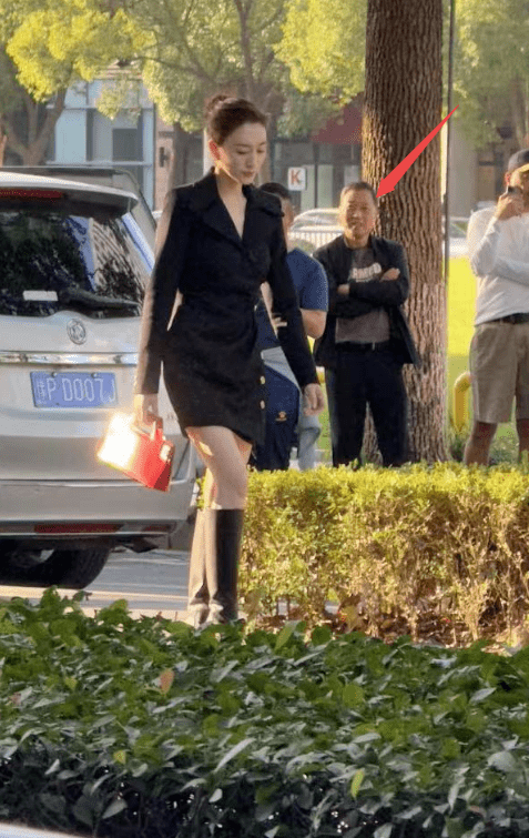 现身街头拍戏的李小冉获不少路人围观 美貌再次掀起不少网友热议(图4) 现身街头拍戏的李小冉获不少路人围观 美貌再次掀起不少网友热议(图4)