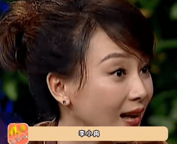 现身街头拍戏的李小冉获不少路人围观 美貌再次掀起不少网友热议(图6) 现身街头拍戏的李小冉获不少路人围观 美貌再次掀起不少网友热议(图6)