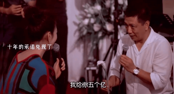 现身街头拍戏的李小冉获不少路人围观 美貌再次掀起不少网友热议(图10) 现身街头拍戏的李小冉获不少路人围观 美貌再次掀起不少网友热议(图10)