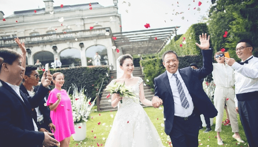 现身街头拍戏的李小冉获不少路人围观 美貌再次掀起不少网友热议(图9) 现身街头拍戏的李小冉获不少路人围观 美貌再次掀起不少网友热议(图9)