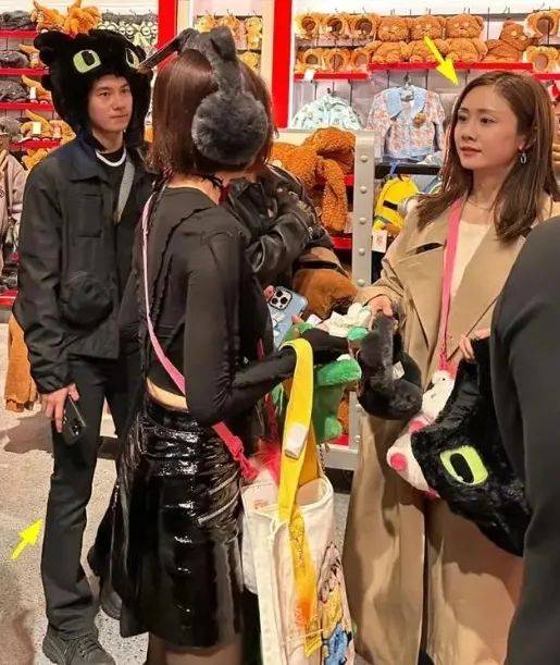 综艺《花少5》开播话题不断 明星成员集体现身北京环球影城(图1) 综艺《花少5》开播话题不断 明星成员集体现身北京环球影城(图1)