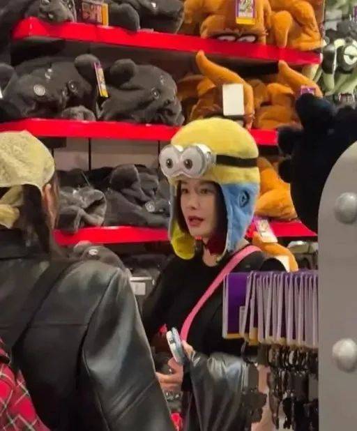 综艺《花少5》开播话题不断 明星成员集体现身北京环球影城(图2) 综艺《花少5》开播话题不断 明星成员集体现身北京环球影城(图2)