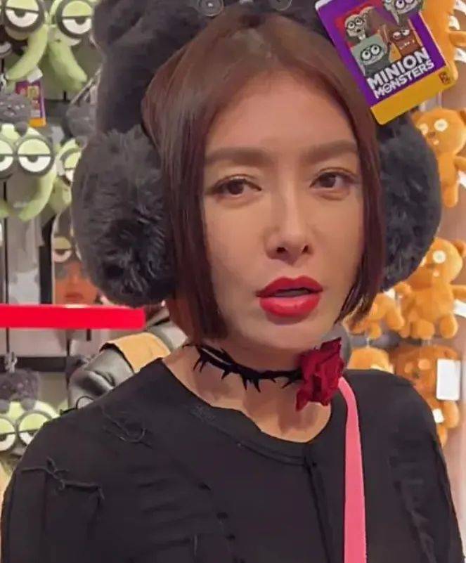 综艺《花少5》开播话题不断 明星成员集体现身北京环球影城(图4) 综艺《花少5》开播话题不断 明星成员集体现身北京环球影城(图4)