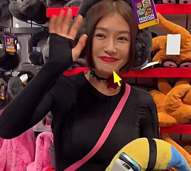 综艺《花少5》开播话题不断 明星成员集体现身北京环球影城(图3) 综艺《花少5》开播话题不断 明星成员集体现身北京环球影城(图3)