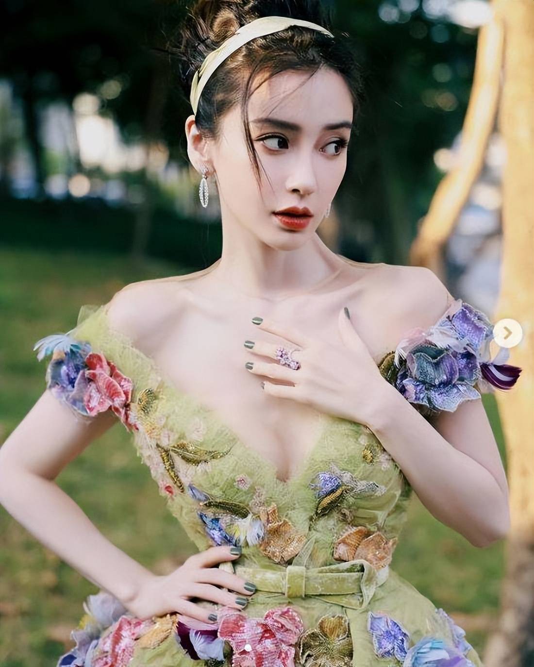 杨颖去疯马秀支持LISA脱衣舞遭内娱“软封杀” 有网友甚至指责其传播淫秽色情(图1) 杨颖去疯马秀支持LISA脱衣舞遭内娱“软封杀” 有网友甚至指责其传播淫秽色情(图1)