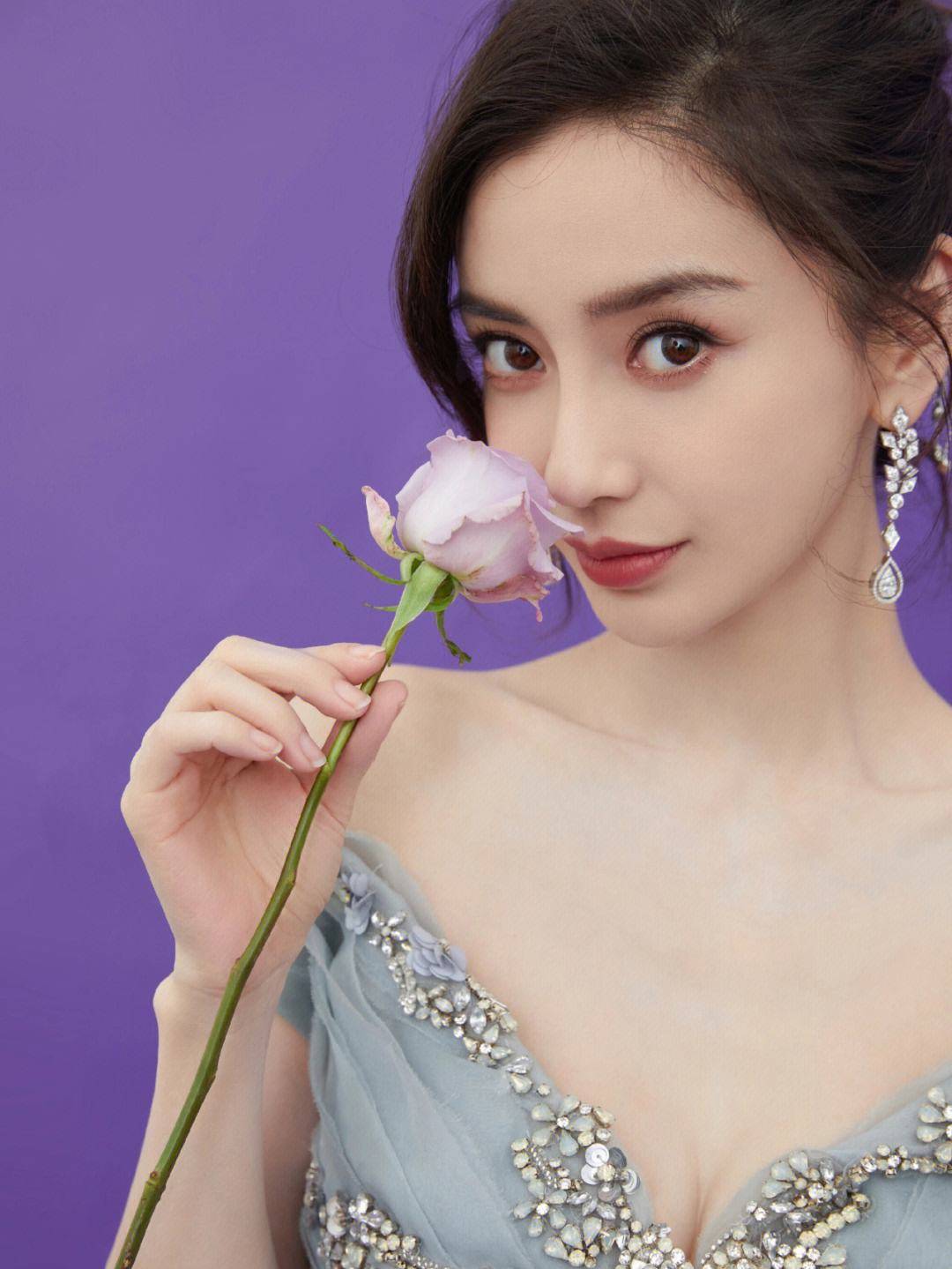 杨颖去疯马秀支持LISA脱衣舞遭内娱“软封杀” 有网友甚至指责其传播淫秽色情(图8) 杨颖去疯马秀支持LISA脱衣舞遭内娱“软封杀” 有网友甚至指责其传播淫秽色情(图8)