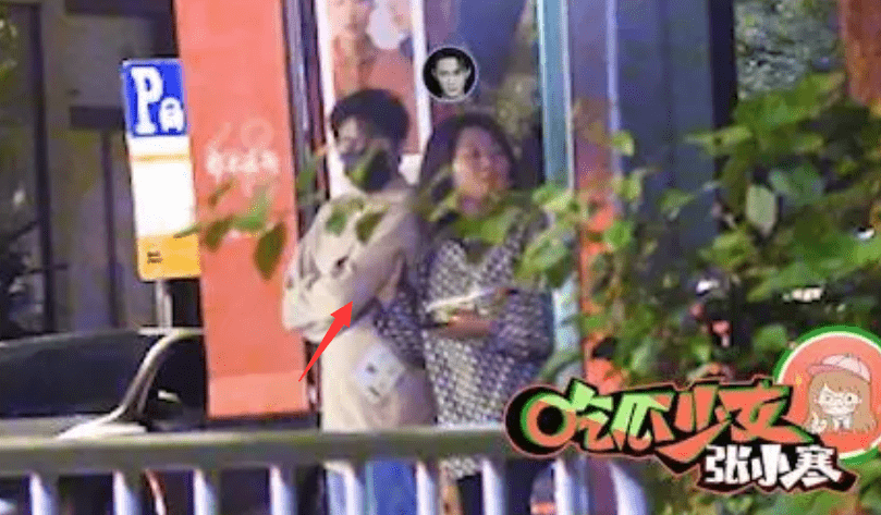 凭借《长相思》大火的檀健次被拍与女生外出聚餐的亲密画面 疑似恋情曝光(图5) 凭借《长相思》大火的檀健次被拍与女生外出聚餐的亲密画面 疑似恋情曝光(图5)