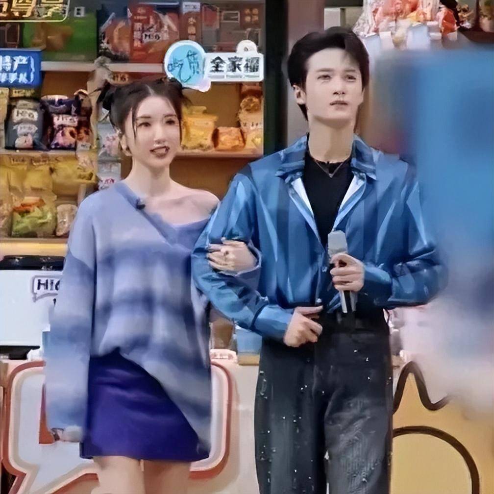 凭借《长相思》大火的檀健次被拍与女生外出聚餐的亲密画面 疑似恋情曝光(图13) 凭借《长相思》大火的檀健次被拍与女生外出聚餐的亲密画面 疑似恋情曝光(图13)