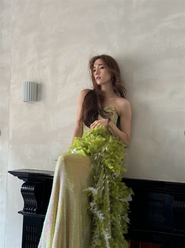 《封神》妲己演员晒写真大片 绿色贴身长裙宛若森林精灵(图3) 《封神》妲己演员晒写真大片 紧身长裙尽显凹凸身材