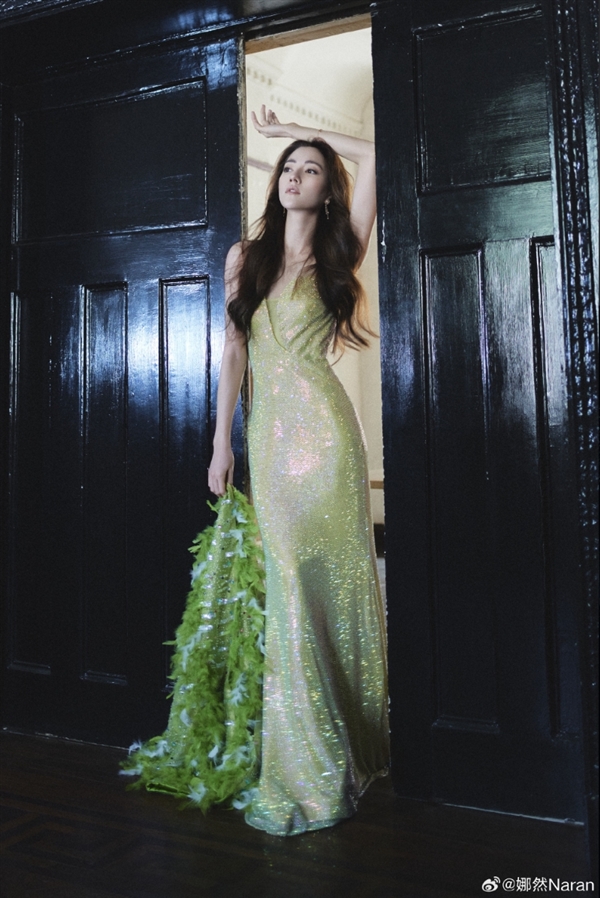 《封神》妲己演员晒写真大片 绿色贴身长裙宛若森林精灵(图5) 《封神》妲己演员晒写真大片 紧身长裙尽显凹凸身材