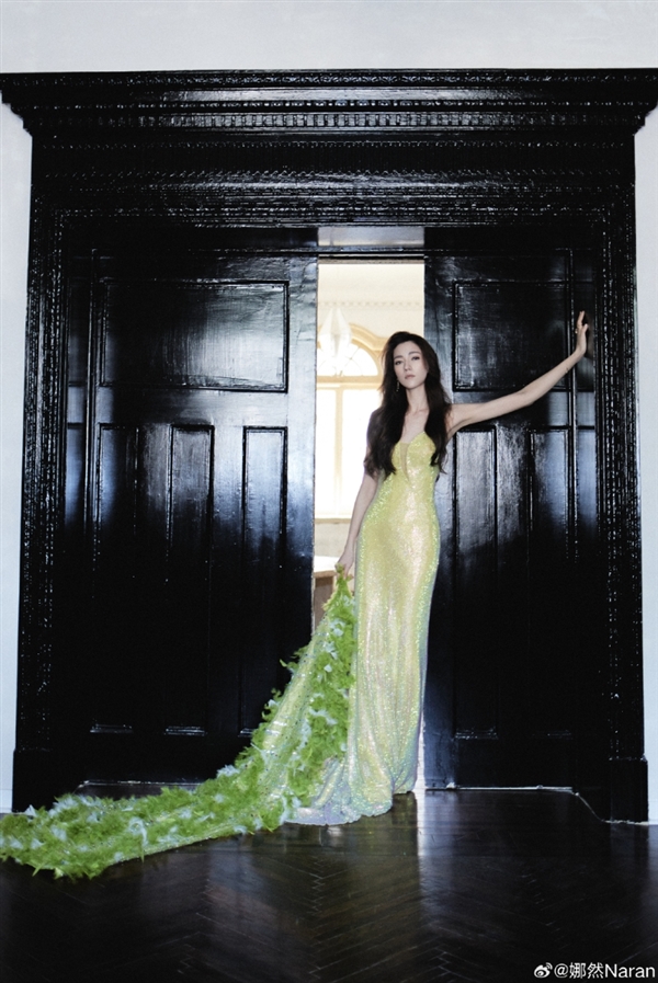 《封神》妲己演员晒写真大片 绿色贴身长裙宛若森林精灵(图6) 《封神》妲己演员晒写真大片 紧身长裙尽显凹凸身材