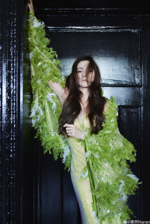 《封神》妲己演员晒写真大片 绿色贴身长裙宛若森林精灵(图7) 《封神》妲己演员晒写真大片 紧身长裙尽显凹凸身材