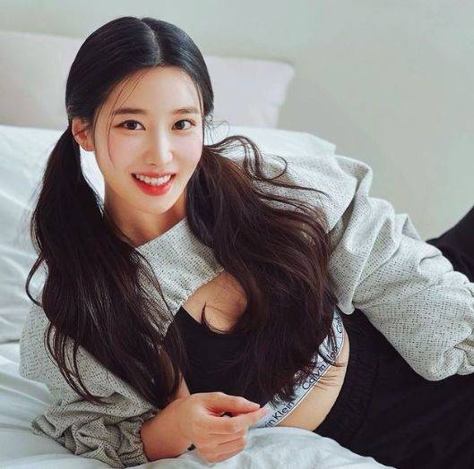 韩国女团Berry Good前成员祚弦五官更加精致 近照肩膀一片淤青引争议 (图4) 韩国女团Berry Good前成员祚弦五官更加精致 近照肩膀一片淤青引争议 (图4)