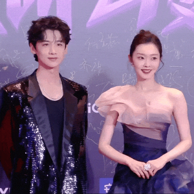 流量小生魏大勋和他的两任绯闻女友——秦岚、杨幂同台的画面了(图10)