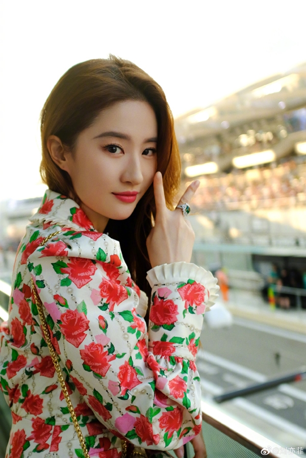 刘亦菲观看阿布扎比F1大奖赛 身在赛车场的刘亦菲依旧美到发光(图2) 刘亦菲观看阿布扎比F1大奖赛 现场造型美艳无比、美到发光