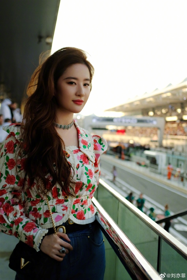 刘亦菲观看阿布扎比F1大奖赛 身在赛车场的刘亦菲依旧美到发光(图1) 刘亦菲观看阿布扎比F1大奖赛 现场造型美艳无比、美到发光