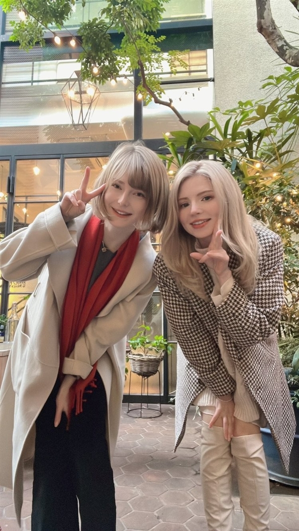 《生化危机4RE》阿什莉脸模和体模同框合照 给你的印象深刻吗?(图1) 《生化危机4RE》阿什莉脸模和体模同框合照:选左边还是右边