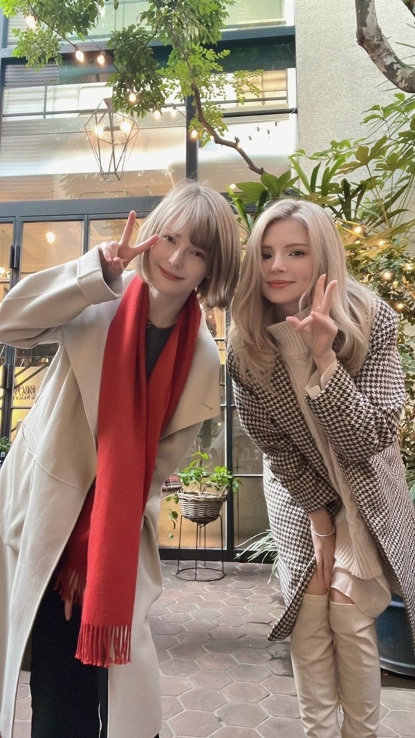 《生化危机4RE》阿什莉脸模和体模同框合照 给你的印象深刻吗?(图2) 《生化危机4RE》阿什莉脸模和体模同框合照:选左边还是右边