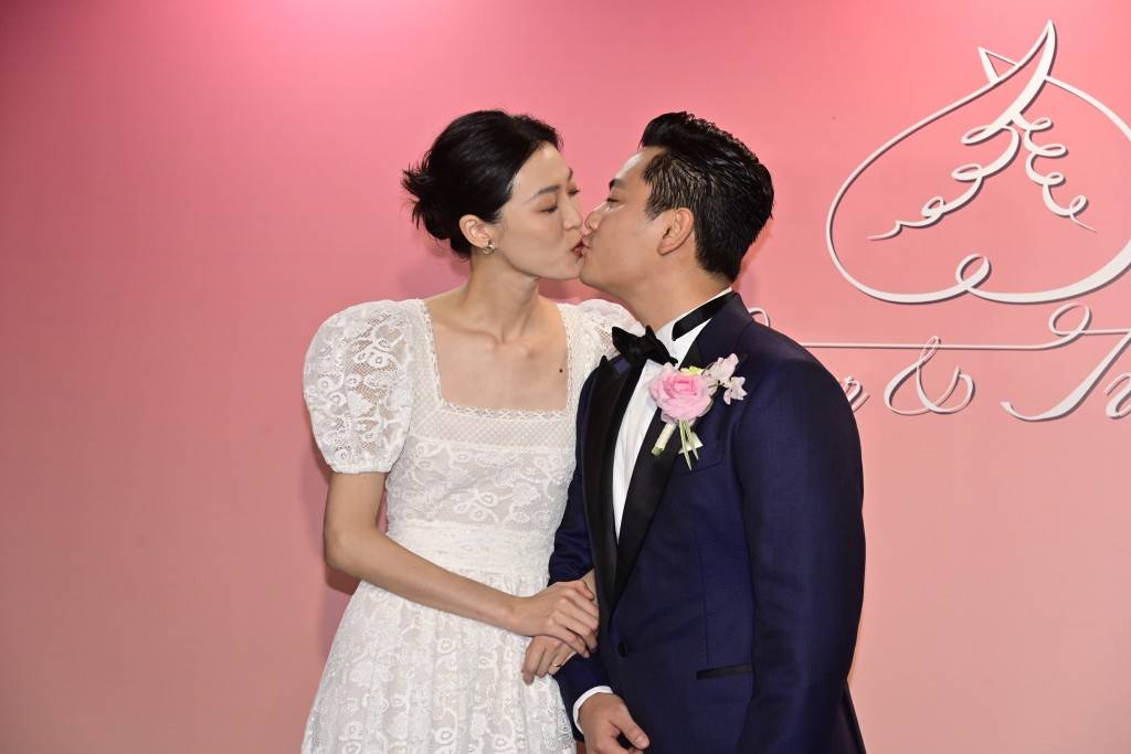 70岁的张艾嘉荣升“婆婆”,儿子王令尘与相恋7年的29岁内地超模游天翼举办盛大婚礼(图7) 70岁的张艾嘉荣升“婆婆”,儿子王令尘与相恋7年的29岁内地超模游天翼举办盛大婚礼(图7)