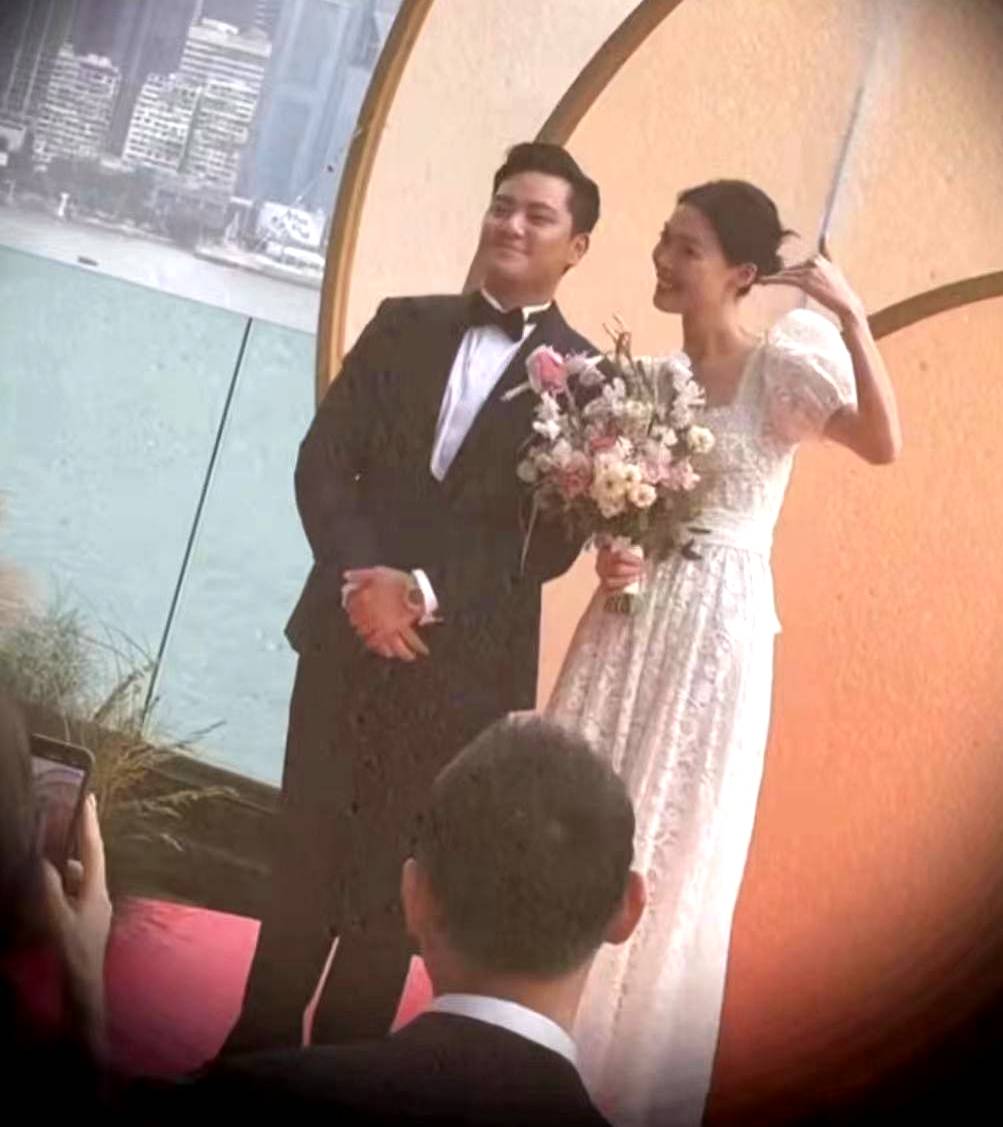 70岁的张艾嘉荣升“婆婆”,儿子王令尘与相恋7年的29岁内地超模游天翼举办盛大婚礼(图11) 70岁的张艾嘉荣升“婆婆”,儿子王令尘与相恋7年的29岁内地超模游天翼举办盛大婚礼(图11)