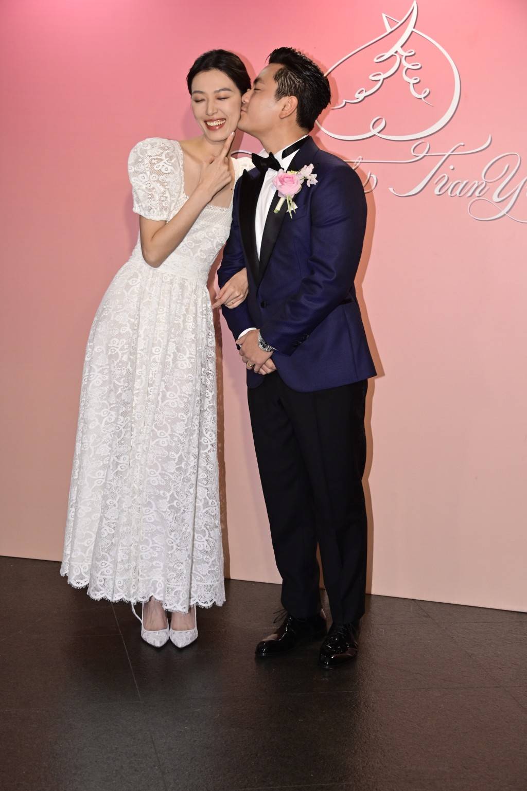 70岁的张艾嘉荣升“婆婆”,儿子王令尘与相恋7年的29岁内地超模游天翼举办盛大婚礼(图6) 70岁的张艾嘉荣升“婆婆”,儿子王令尘与相恋7年的29岁内地超模游天翼举办盛大婚礼(图6)