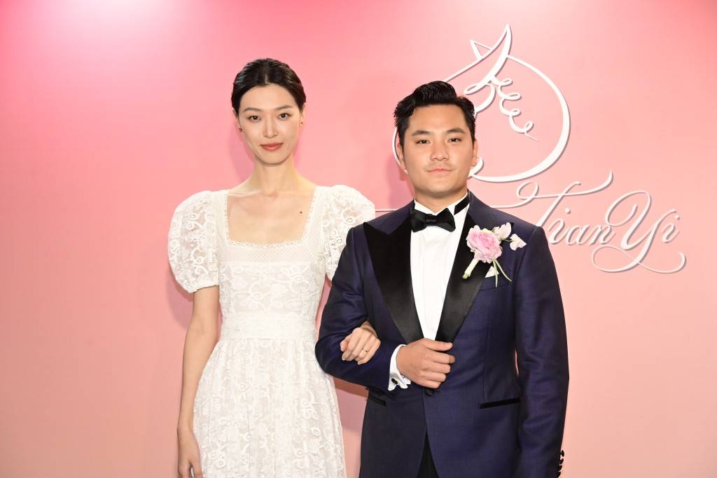 70岁的张艾嘉荣升“婆婆”,儿子王令尘与相恋7年的29岁内地超模游天翼举办盛大婚礼(图3) 70岁的张艾嘉荣升“婆婆”,儿子王令尘与相恋7年的29岁内地超模游天翼举办盛大婚礼(图3)