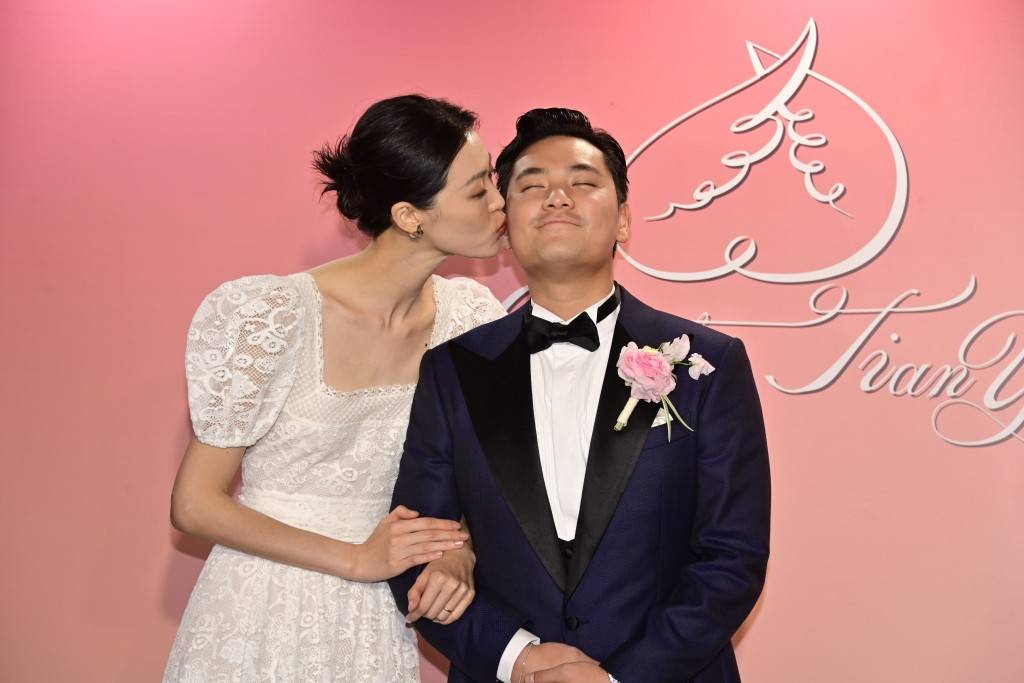 70岁的张艾嘉荣升“婆婆”,儿子王令尘与相恋7年的29岁内地超模游天翼举办盛大婚礼(图4) 70岁的张艾嘉荣升“婆婆”,儿子王令尘与相恋7年的29岁内地超模游天翼举办盛大婚礼(图4)