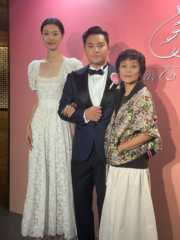70岁的张艾嘉荣升“婆婆”,儿子王令尘与相恋7年的29岁内地超模游天翼举办盛大婚礼(图2) 70岁的张艾嘉荣升“婆婆”,儿子王令尘与相恋7年的29岁内地超模游天翼举办盛大婚礼(图2)