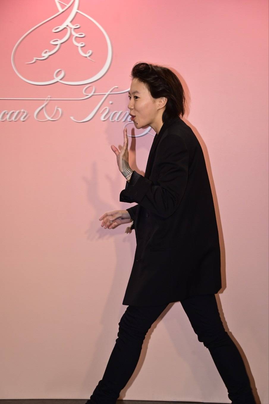 70岁的张艾嘉荣升“婆婆”,儿子王令尘与相恋7年的29岁内地超模游天翼举办盛大婚礼(图20) 70岁的张艾嘉荣升“婆婆”,儿子王令尘与相恋7年的29岁内地超模游天翼举办盛大婚礼(图20)