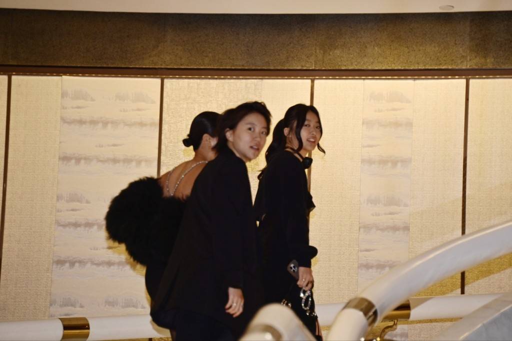 70岁的张艾嘉荣升“婆婆”,儿子王令尘与相恋7年的29岁内地超模游天翼举办盛大婚礼(图23) 70岁的张艾嘉荣升“婆婆”,儿子王令尘与相恋7年的29岁内地超模游天翼举办盛大婚礼(图23)