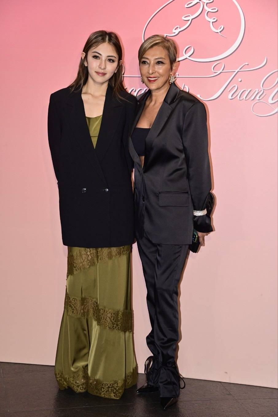 70岁的张艾嘉荣升“婆婆”,儿子王令尘与相恋7年的29岁内地超模游天翼举办盛大婚礼(图32) 70岁的张艾嘉荣升“婆婆”,儿子王令尘与相恋7年的29岁内地超模游天翼举办盛大婚礼(图32)