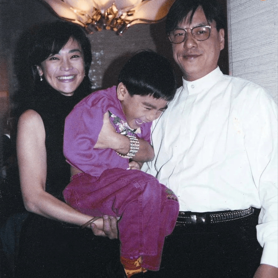 70岁的张艾嘉荣升“婆婆”,儿子王令尘与相恋7年的29岁内地超模游天翼举办盛大婚礼(图42) 70岁的张艾嘉荣升“婆婆”,儿子王令尘与相恋7年的29岁内地超模游天翼举办盛大婚礼(图42)