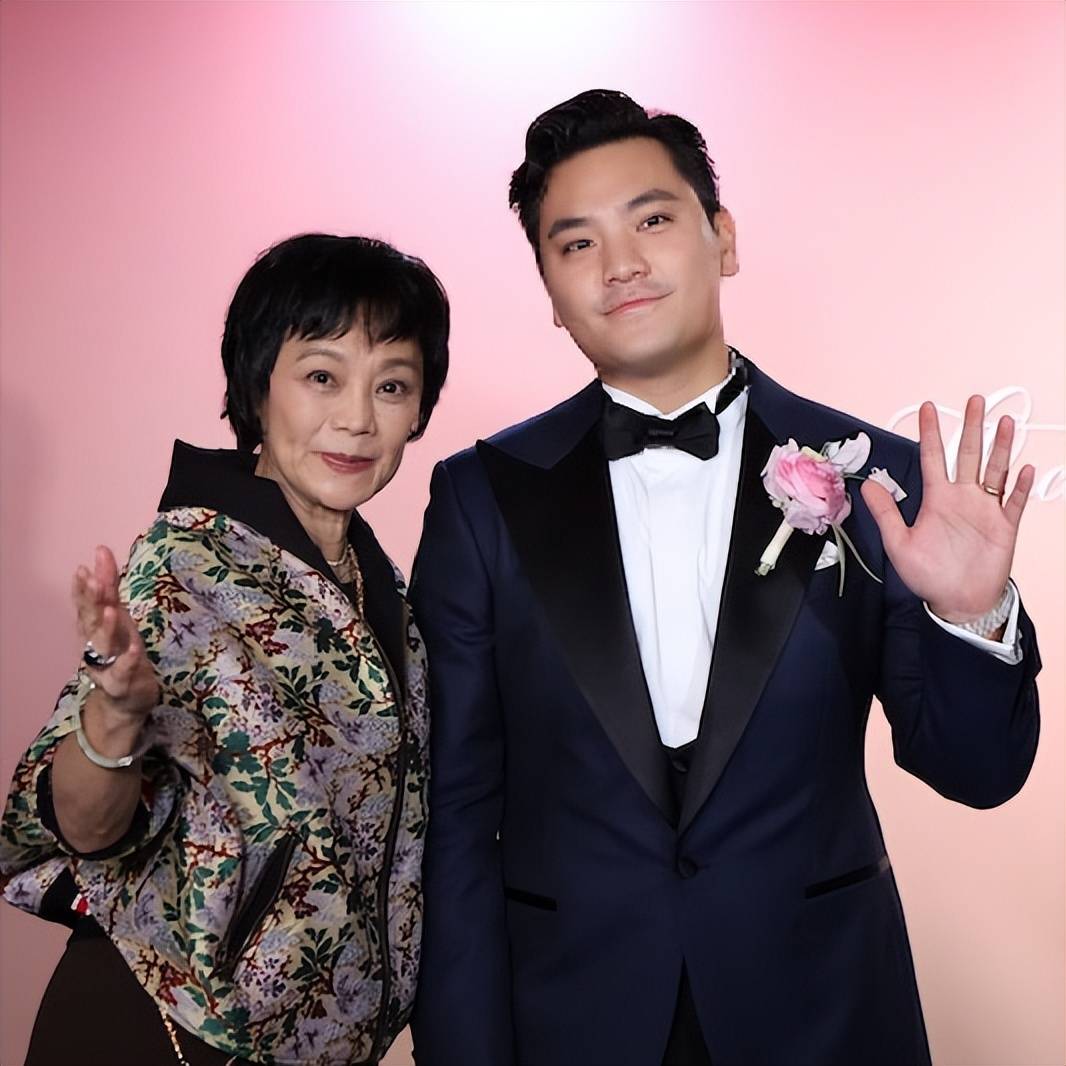 70岁的张艾嘉荣升“婆婆”,儿子王令尘与相恋7年的29岁内地超模游天翼举办盛大婚礼(图38) 70岁的张艾嘉荣升“婆婆”,儿子王令尘与相恋7年的29岁内地超模游天翼举办盛大婚礼(图38)