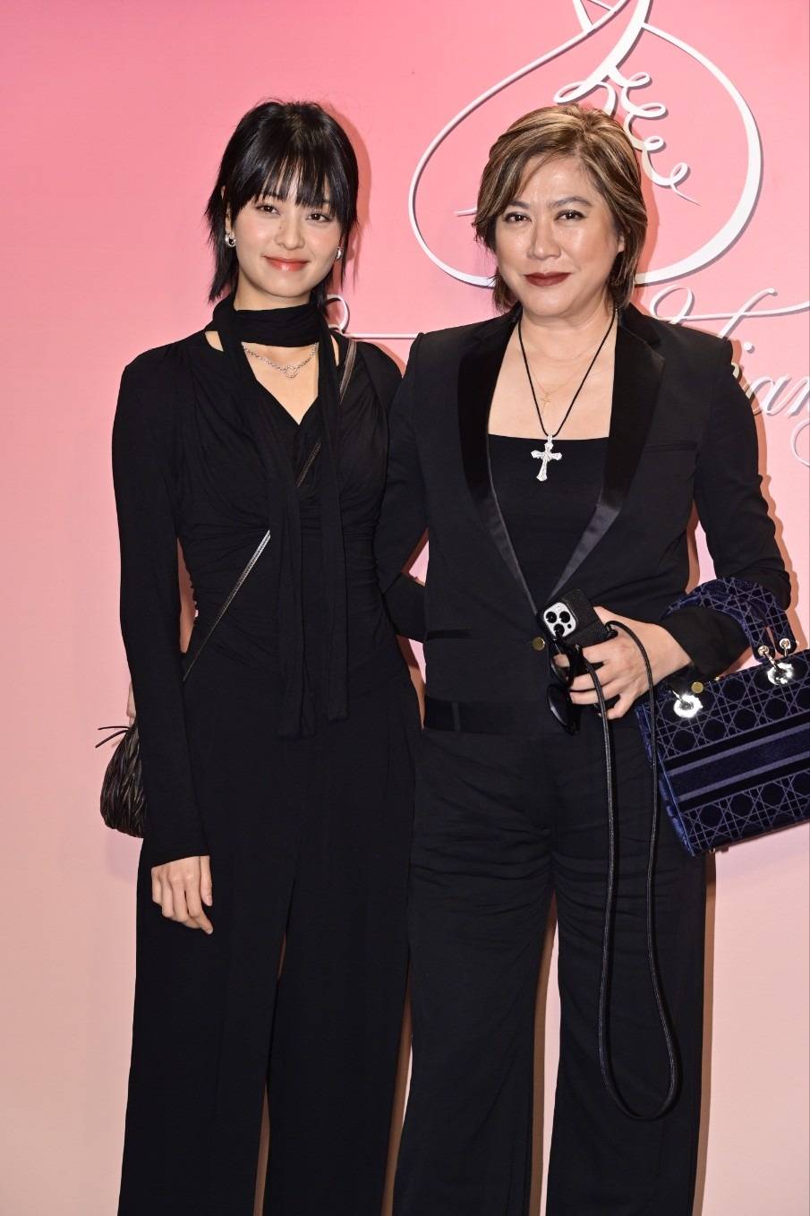 70岁的张艾嘉荣升“婆婆”,儿子王令尘与相恋7年的29岁内地超模游天翼举办盛大婚礼(图31) 70岁的张艾嘉荣升“婆婆”,儿子王令尘与相恋7年的29岁内地超模游天翼举办盛大婚礼(图31)