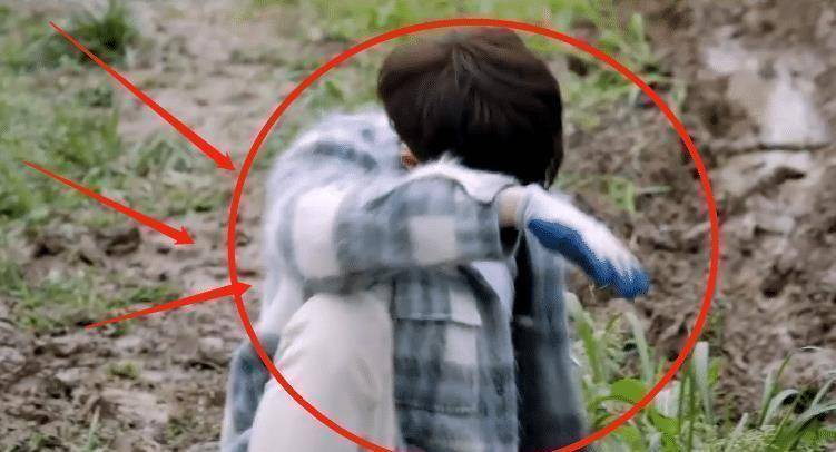 张艺兴穿白衣下田干农活被质疑作秀(图8) 张艺兴穿白衣下田干农活被质疑作秀(图8)