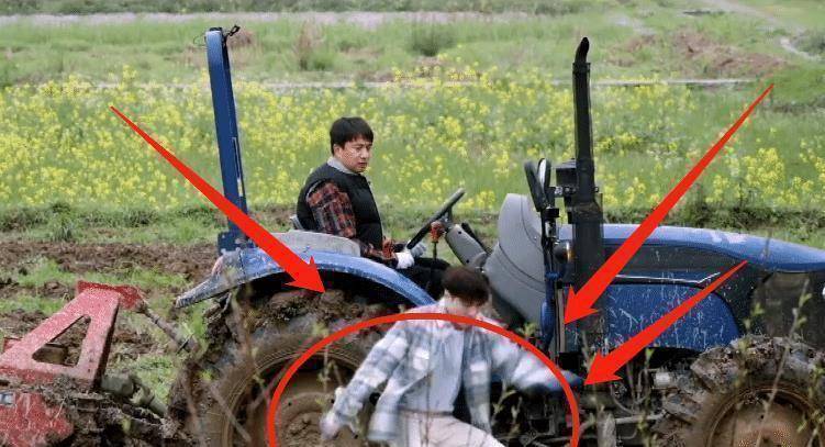 张艺兴穿白衣下田干农活被质疑作秀(图7) 张艺兴穿白衣下田干农活被质疑作秀(图7)