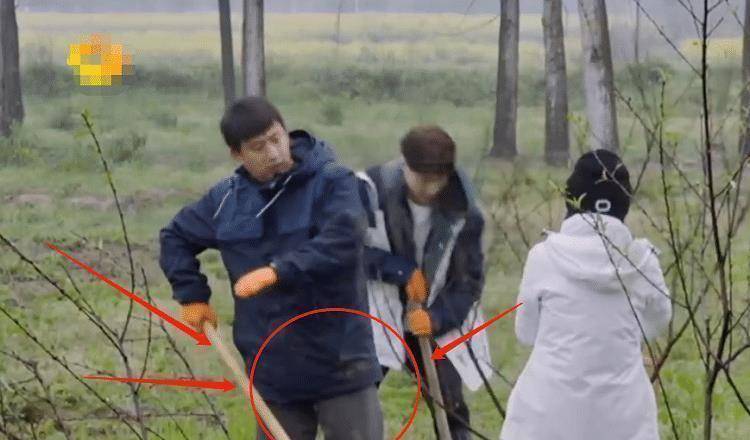 张艺兴穿白衣下田干农活被质疑作秀(图6) 张艺兴穿白衣下田干农活被质疑作秀(图6)