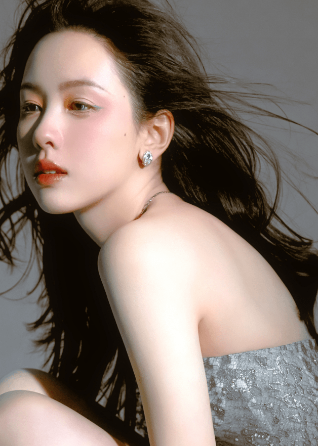 饶雪漫回应八年都不联系陈都灵：因为她把陈都灵带到了娱乐圈 很为她的演艺生涯担忧(图1)