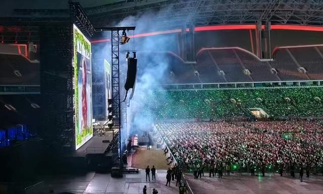 邓紫棋演唱会被粉丝差评 不仅侧面视角遮 舞台中央正面镜头也被音响柱子遮住(图8) 邓紫棋演唱会被粉丝差评 不仅侧面视角遮 舞台中央正面镜头也被音响柱子遮住(图8)