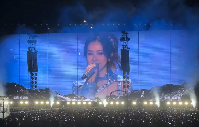 邓紫棋演唱会被粉丝差评 不仅侧面视角遮 舞台中央正面镜头也被音响柱子遮住(图13) 邓紫棋演唱会被粉丝差评 不仅侧面视角遮 舞台中央正面镜头也被音响柱子遮住(图13)