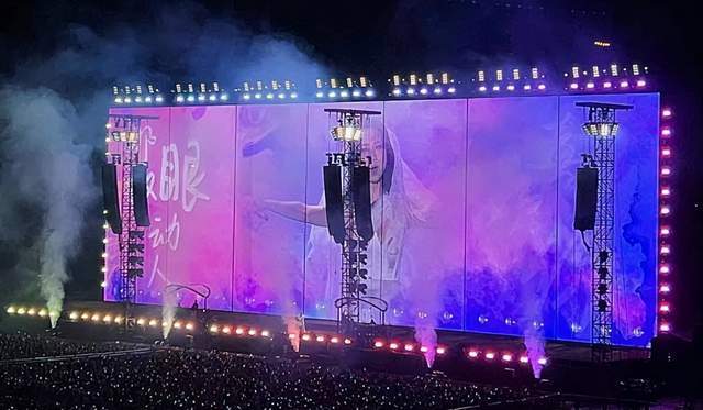 邓紫棋演唱会被粉丝差评 不仅侧面视角遮 舞台中央正面镜头也被音响柱子遮住(图16) 邓紫棋演唱会被粉丝差评 不仅侧面视角遮 舞台中央正面镜头也被音响柱子遮住(图16)