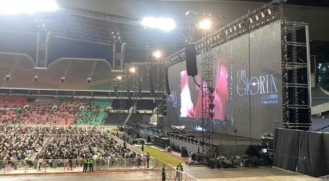 邓紫棋演唱会被粉丝差评 不仅侧面视角遮 舞台中央正面镜头也被音响柱子遮住(图17) 邓紫棋演唱会被粉丝差评 不仅侧面视角遮 舞台中央正面镜头也被音响柱子遮住(图17)